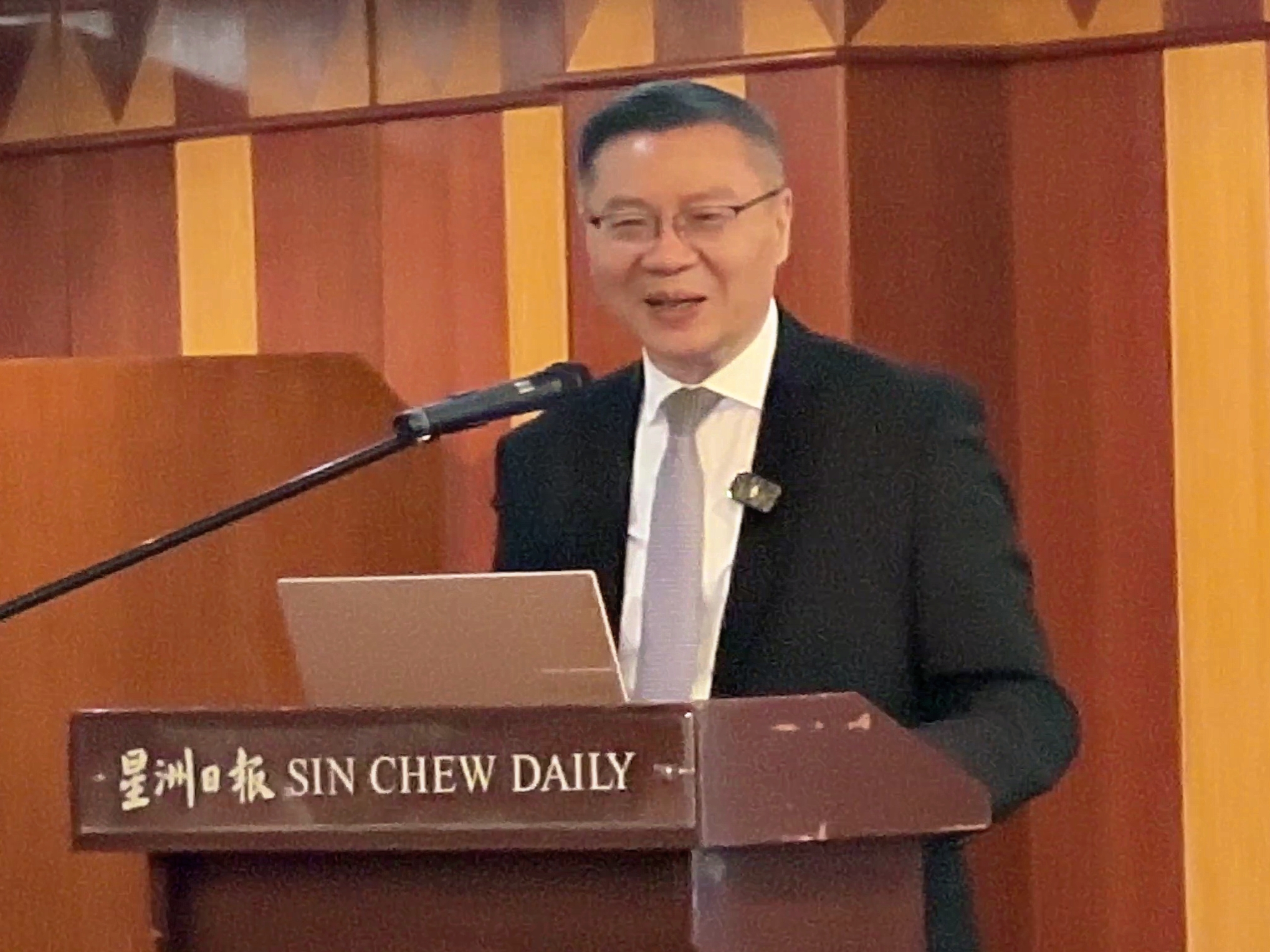 {"data":{"pictureId":"896fed563e844617b59791d39929eb1e","appversion":"9.4.0","stickerId":"","filterId":"","infoStickerId":"","imageEffectId":"","playId":"","activityName":"","os":"android","product":"retouch","exportType":"","editType":""},"source_type":"douyin_beauty_me"}